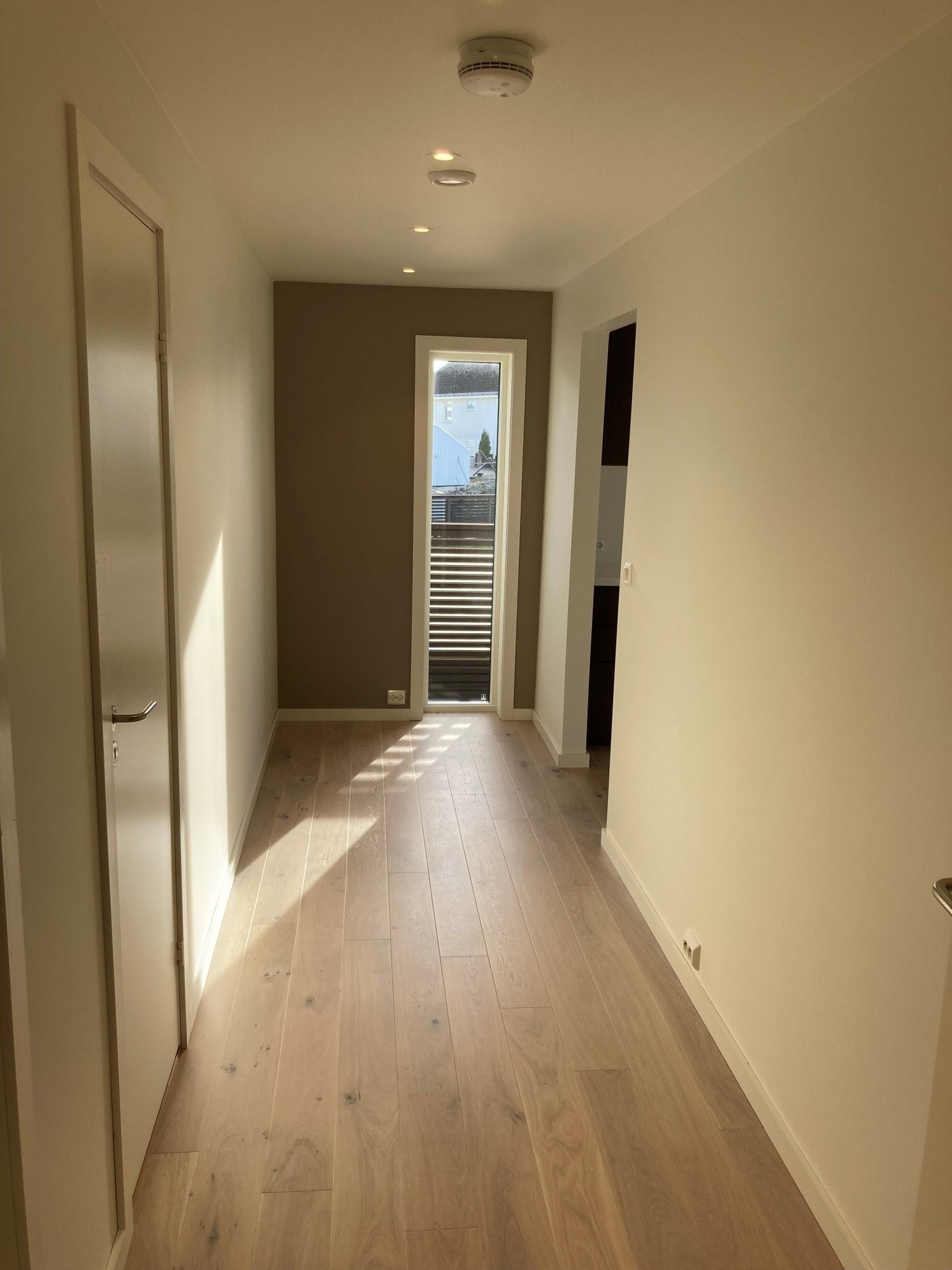 Korridor i egen "eierfløy" med hovedsoverom, walk-in garderobe, lintøyrom og bad Galleribilde