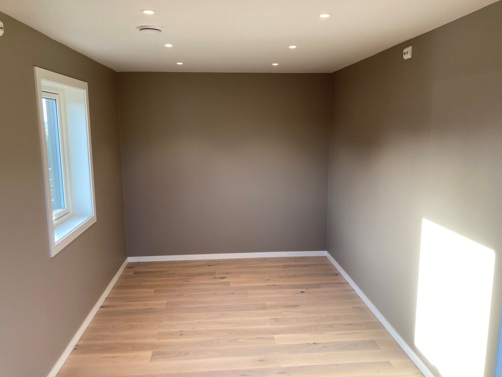 Walk-in garderobe til hovedsoverom Galleribilde