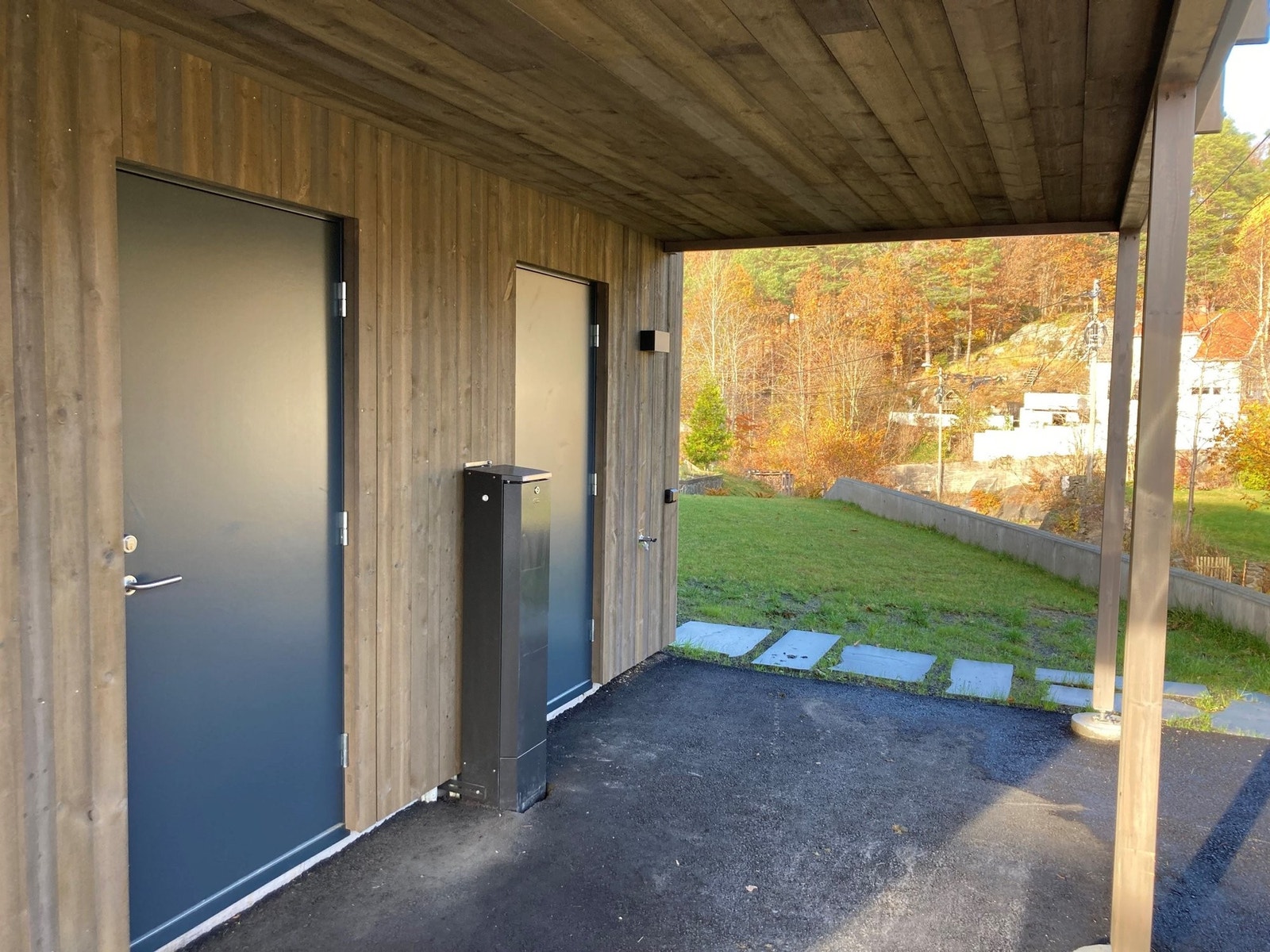 Inngangsdør til sportsbod og vaskerom, tørt under tak Galleribilde