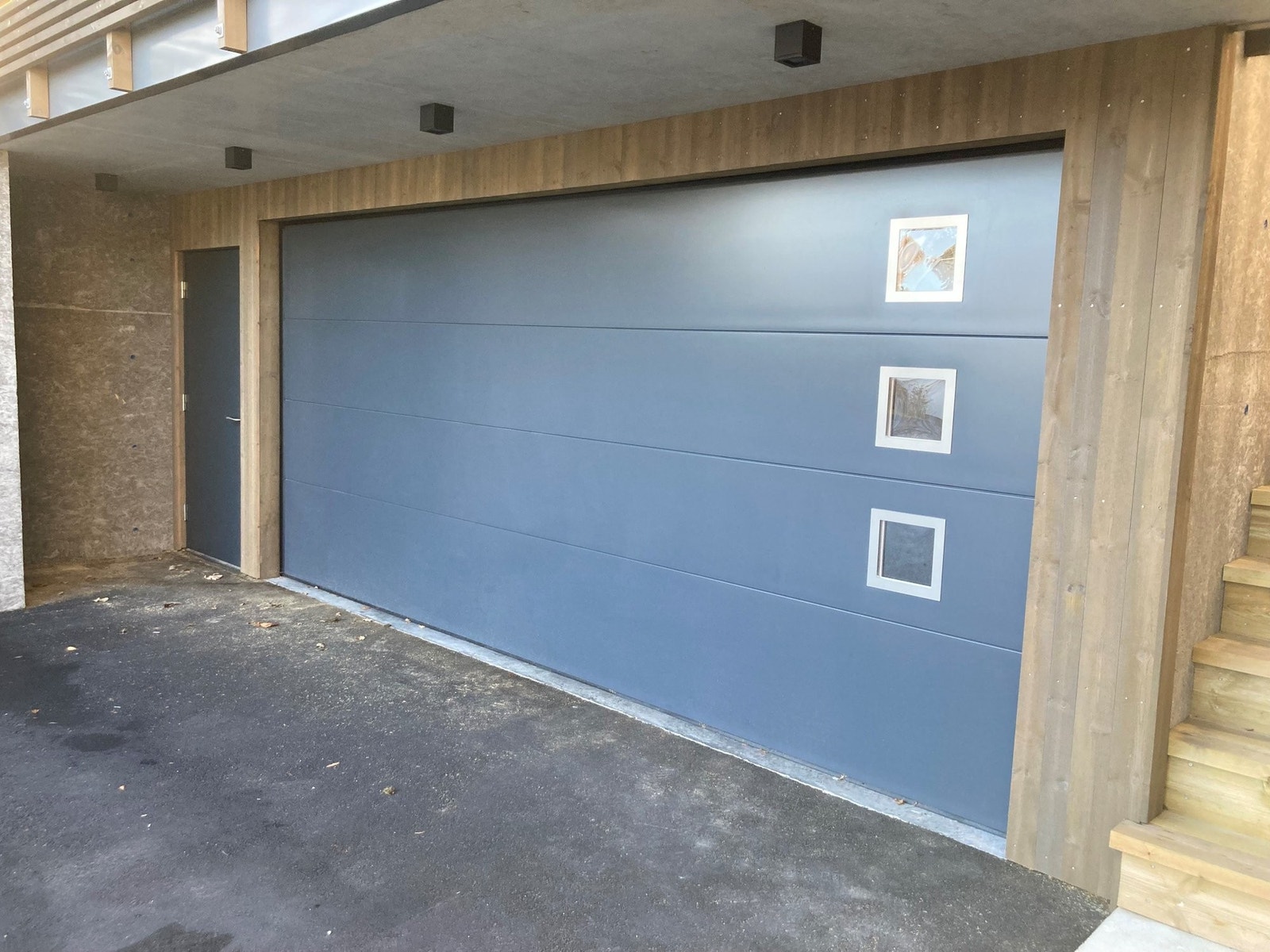 Dobbel garasje med elektrisk port og downlights utenfor Galleribilde