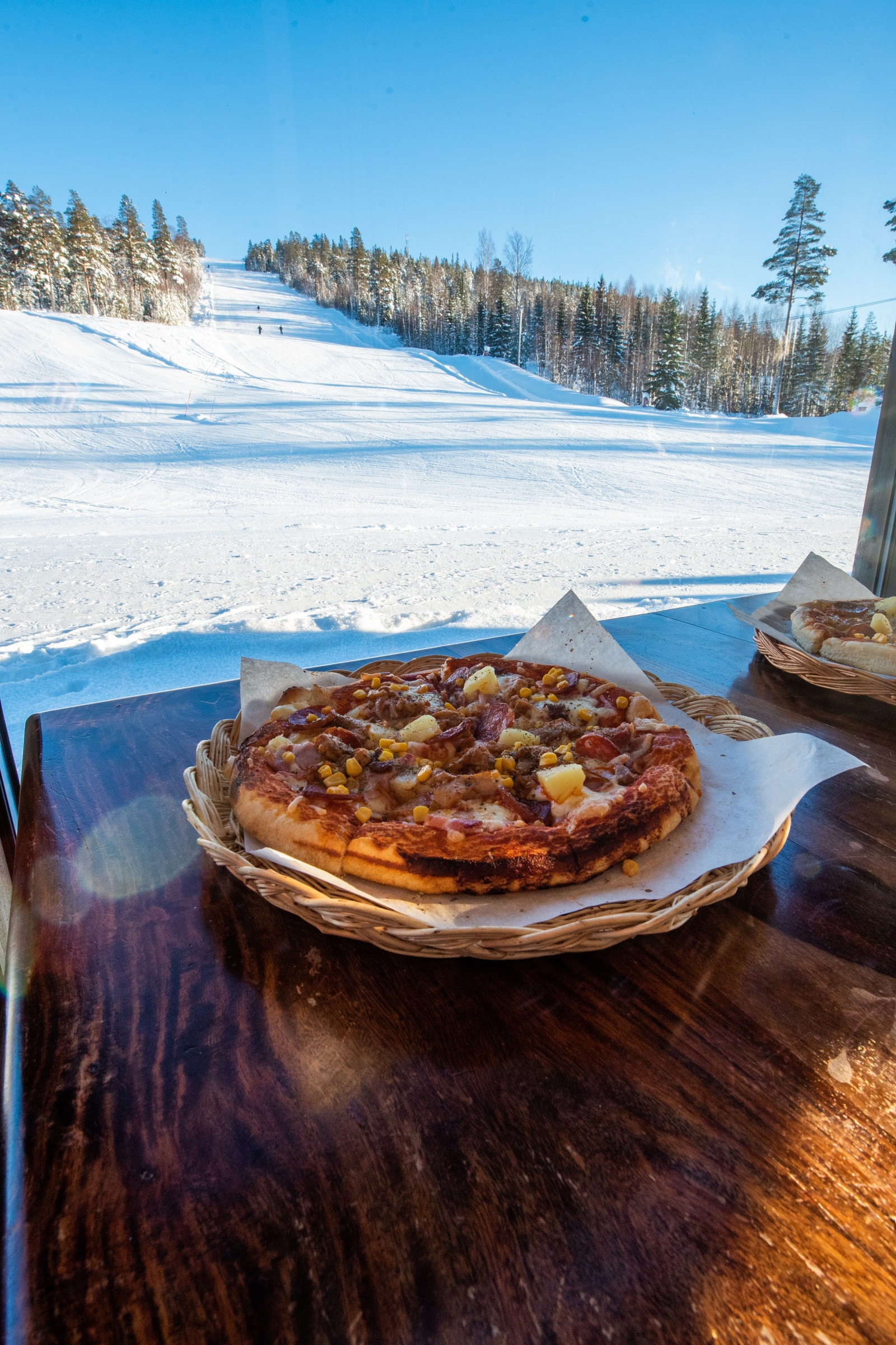 Hyggelig restaurant rett ved slalombakken Galleribilde
