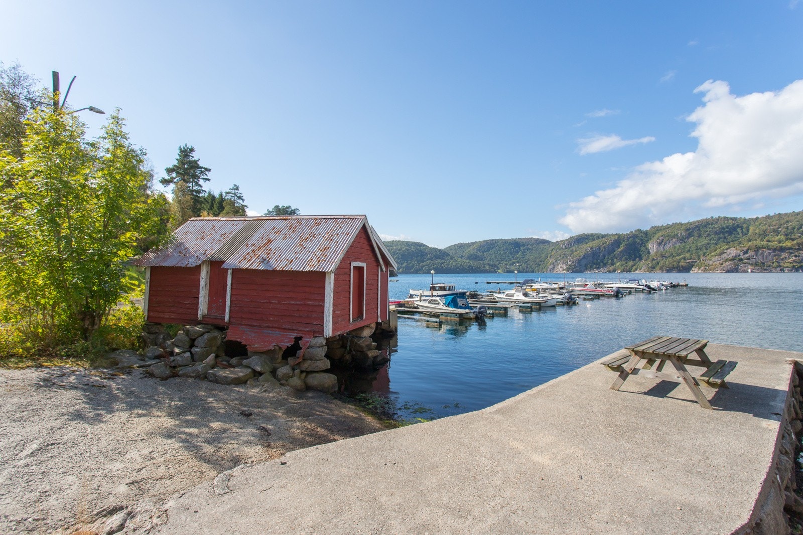 Eiendomsrett til naust ved sjøen - kommunal brygge (betong) Galleribilde