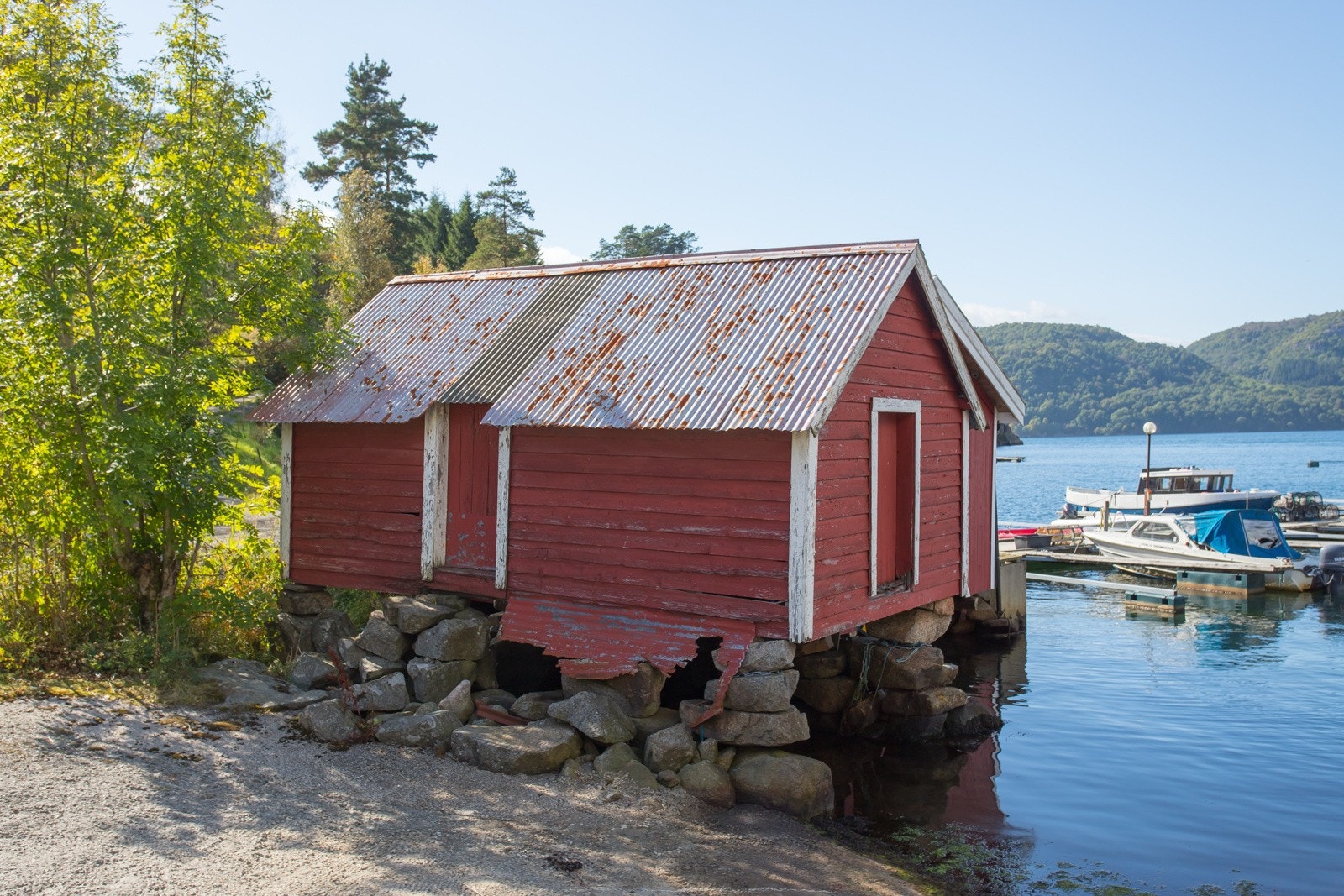 Tilhørende naust ved sjøen Galleribilde