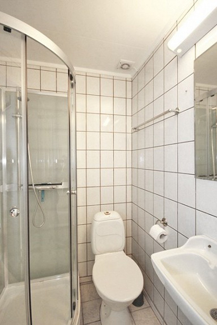 Flislagt baderom. Bildet er tatt fra tidligere periode uten leietakere boende. Galleribilde