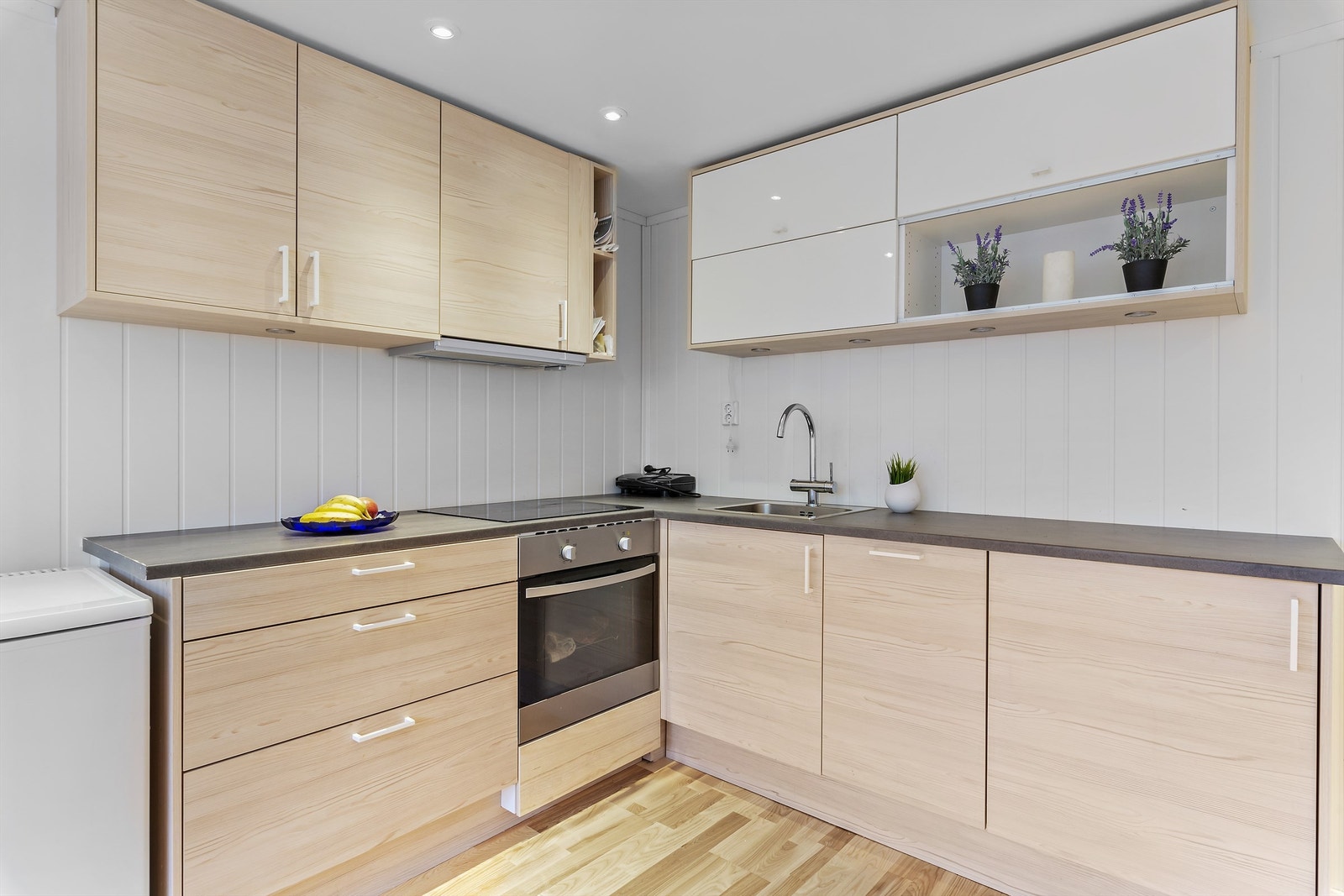 Lekkert kjøkken med mye lagringsplass i over- og underkap/skuffer. Integrert stekeovn og steketopp. Galleribilde