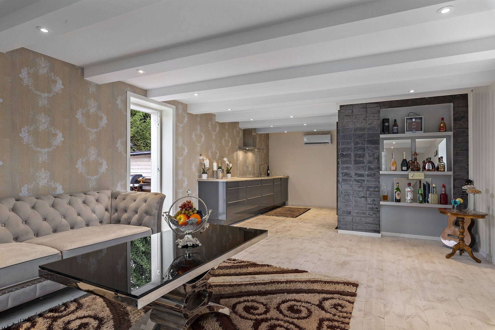 Oppholdsrommene er hele 33 kvm. og har spotbelysning i tak, fine farge- og materialvalg og varmepumpe som oppvarmingskilde. Her er det også utgang til terrassen og uteområdet. Galleribilde