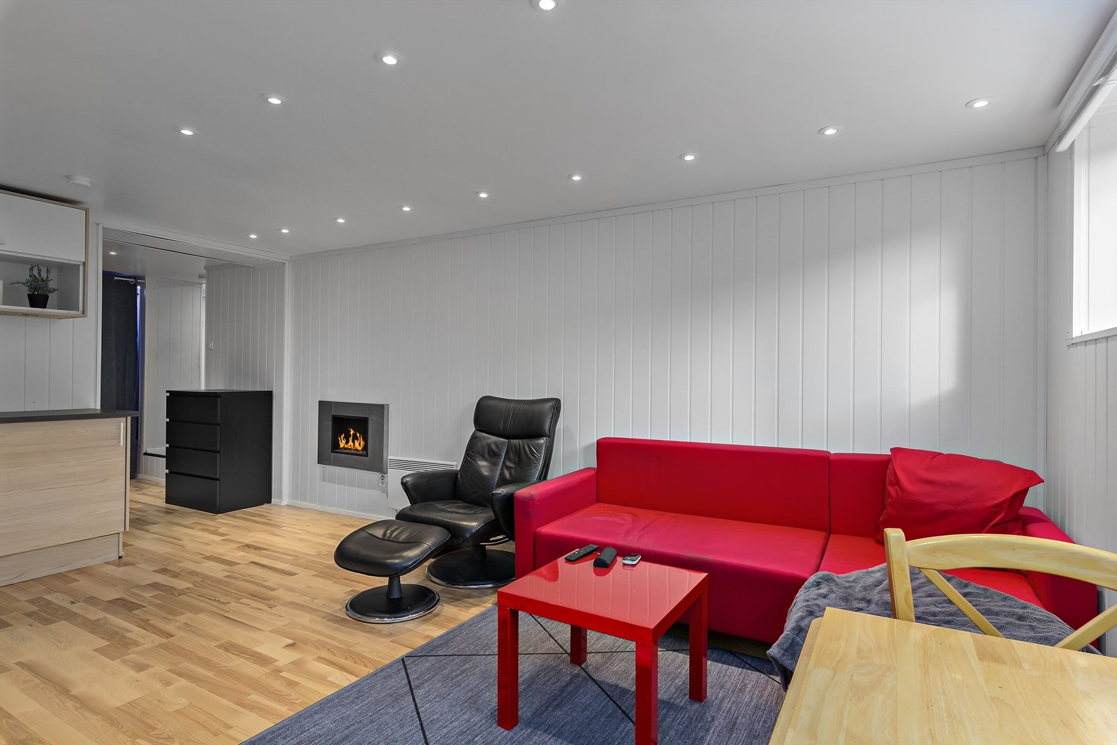 Lyse fargevalg, pent 3-stavs eikeparkett-gulv og åpen løsning mot kjøkken. Galleribilde