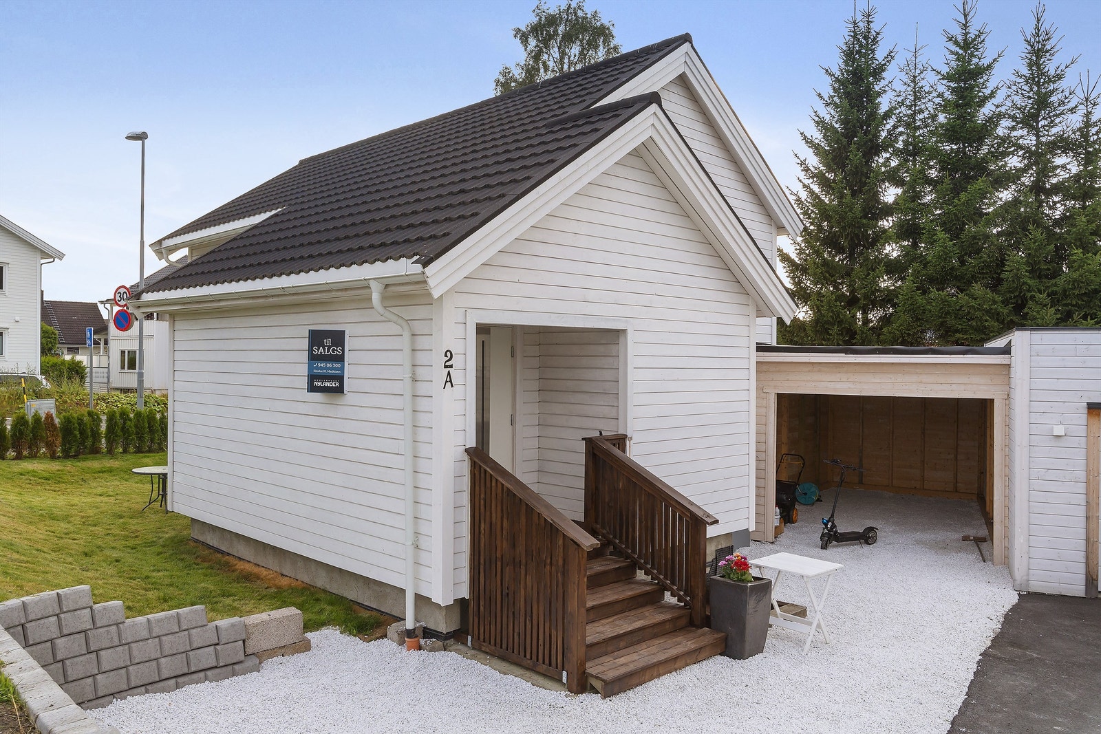 Boligen har gjennomgått vesentlige oppgraderinger de siste årene hvor drenering, innredning av kjeller, opparbeidelse av uteområder, tak og øvrige overflater er gjort. Galleribilde