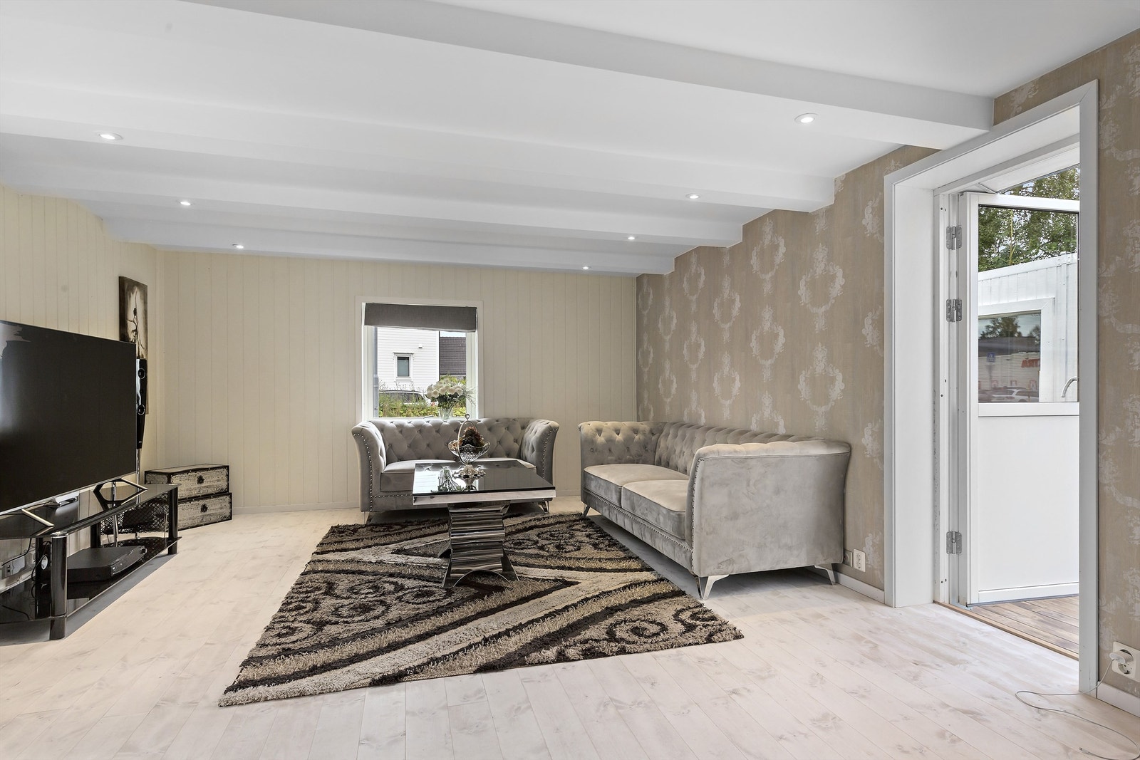 Det er etablert fiberkabel inn til boligen. Det er god plass til både tv- og spisestue. Galleribilde