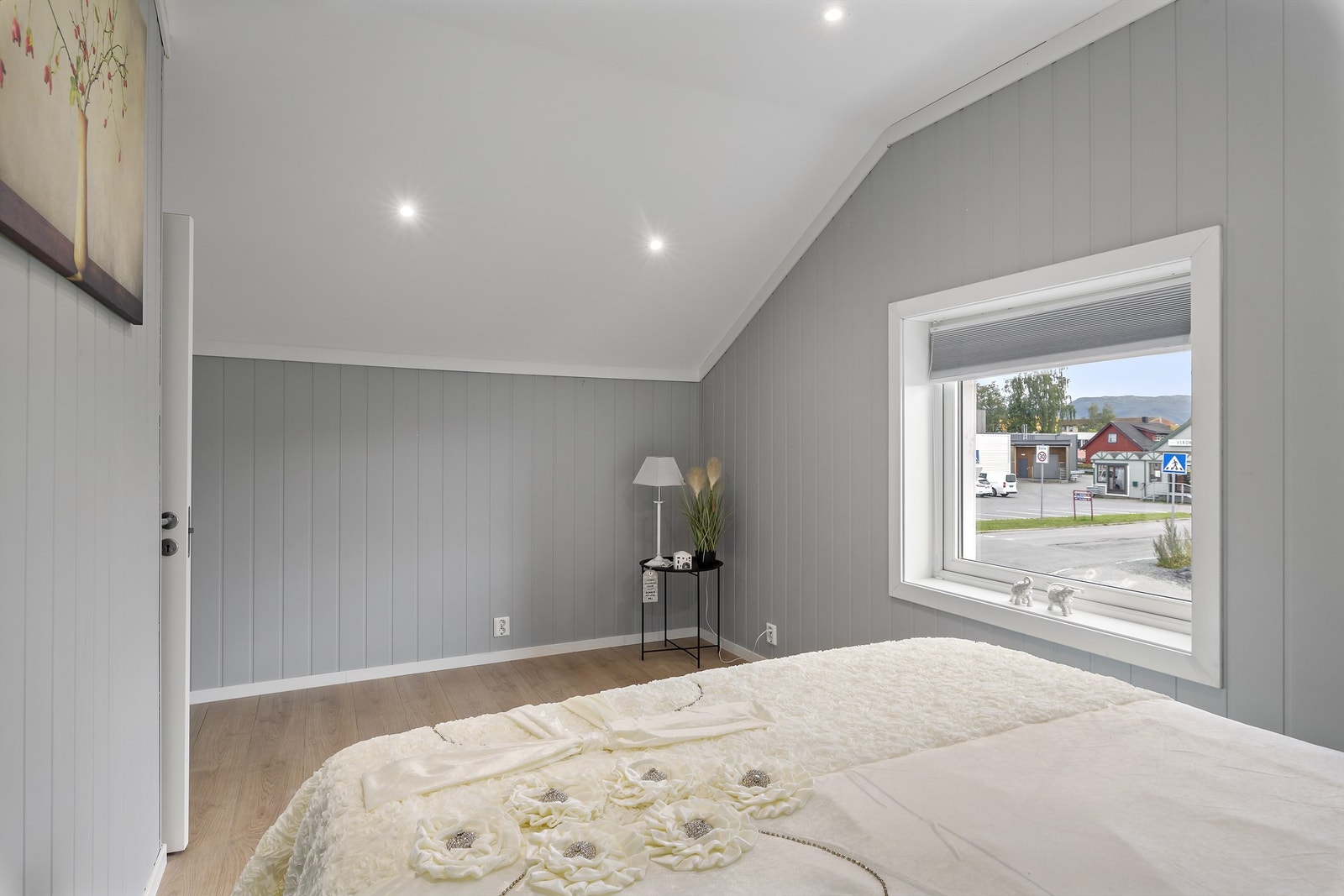 Soverommene er av god størrelse og ligger godt skjermet for innsyn. Galleribilde