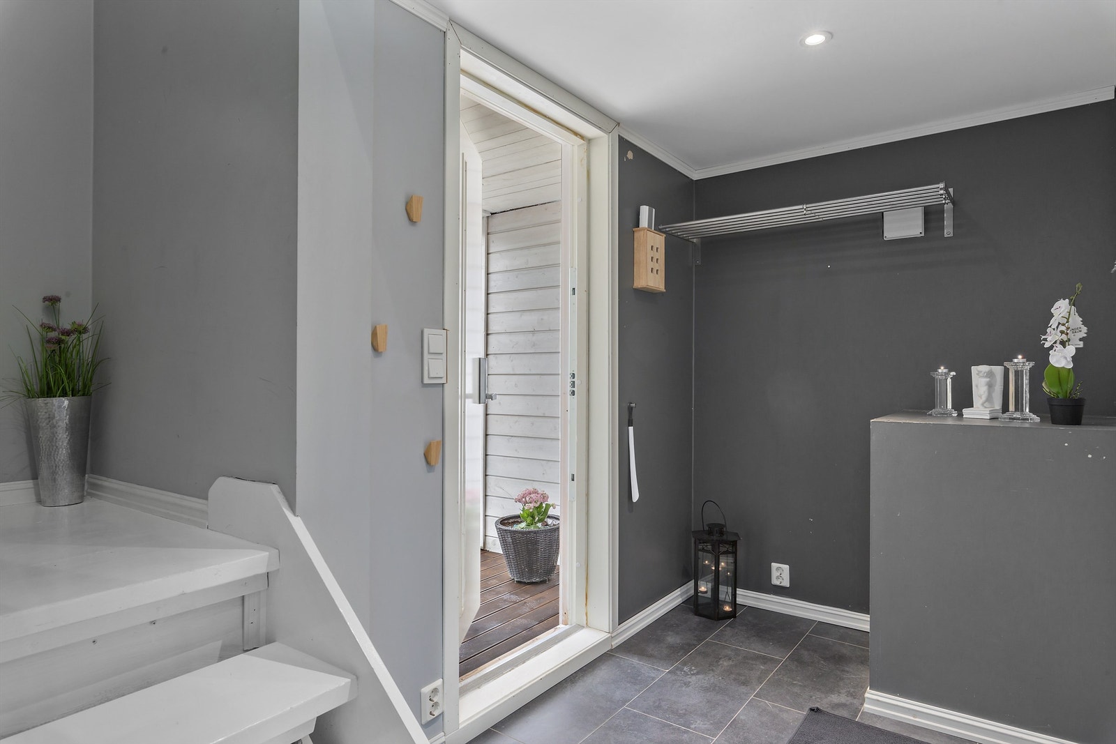 Romslig inngang med plass til opphengmuligheter. Galleribilde