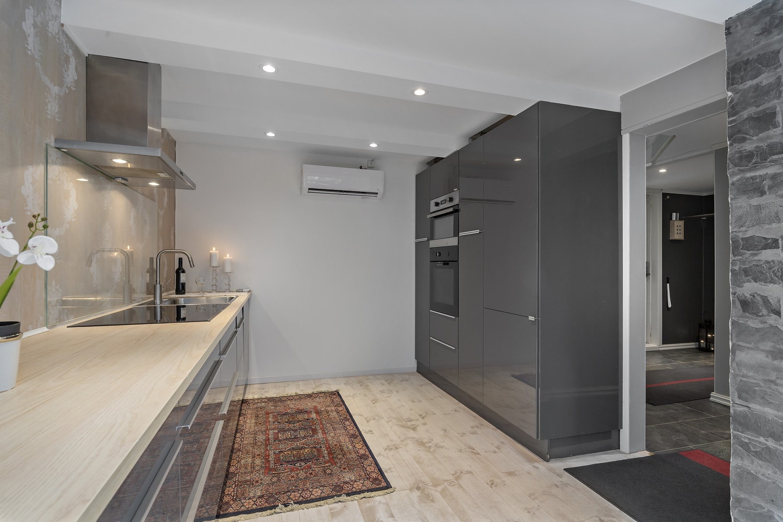 Romslig kjøkken med mye lagringsplass i kjøkkeninnredning og integrerte hvitevarer. Kjøkkenet har TG 1 i takstmannens tilstandsrapport. Galleribilde