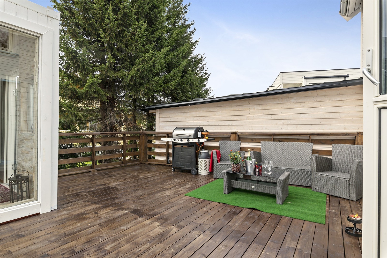 Stor og skjermet terrasse gir et flott uteareale. Galleribilde