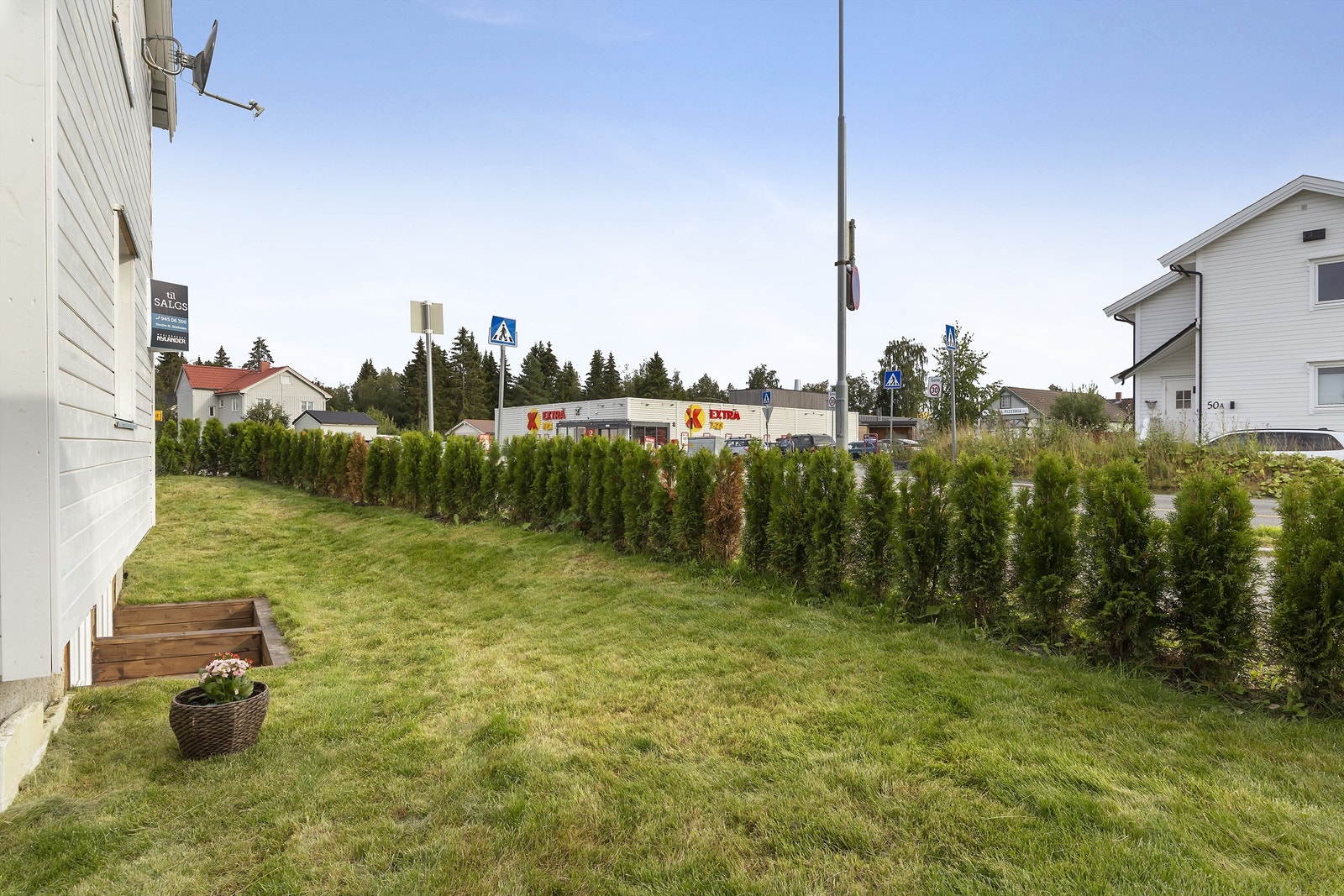 Hagen er opparbeidet med plen og tujahekk mot vei. Drenering er gjort rundt huset i 2008 og i 2020. Galleribilde