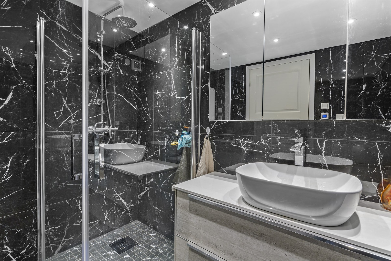 I underetasjen finner man også pent bad med moderne farge- og materialvalg. Badet er 4,5 kvm. og ble oppgradert av forrige eier. Galleribilde