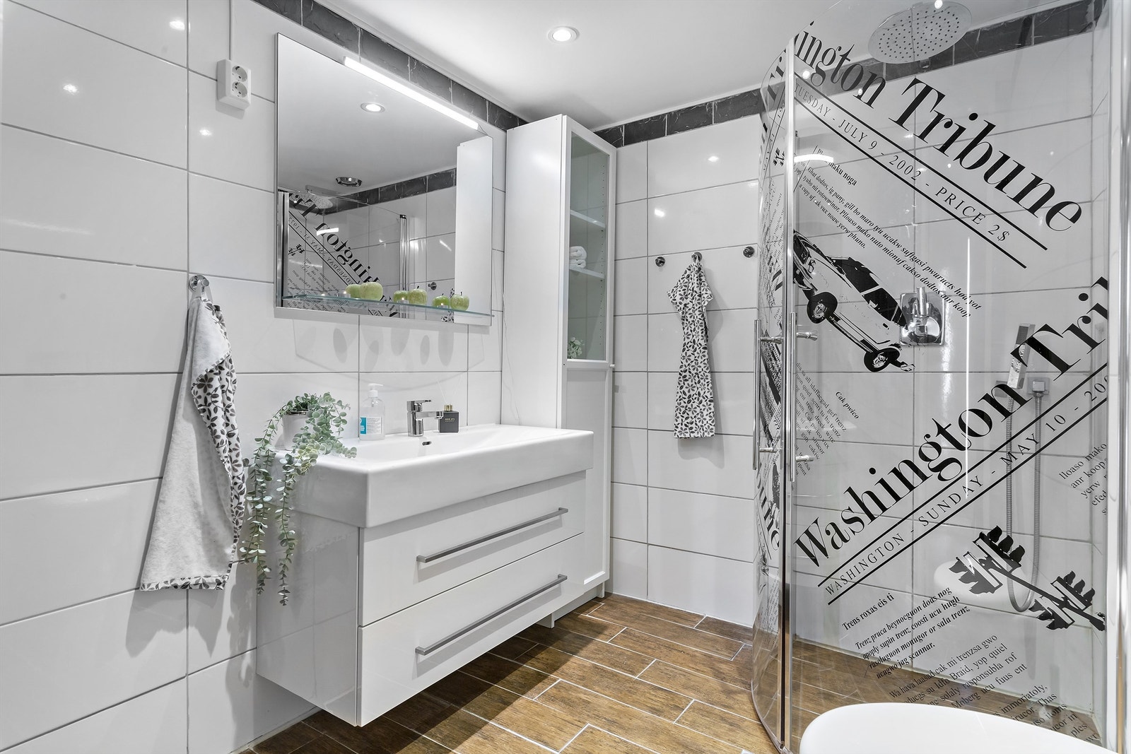 Lekkert bad fra 2012 med varmekabler, innfellbare dusjdører og baderomsinnredning med lagringsplass i skap og skuffer. Galleribilde