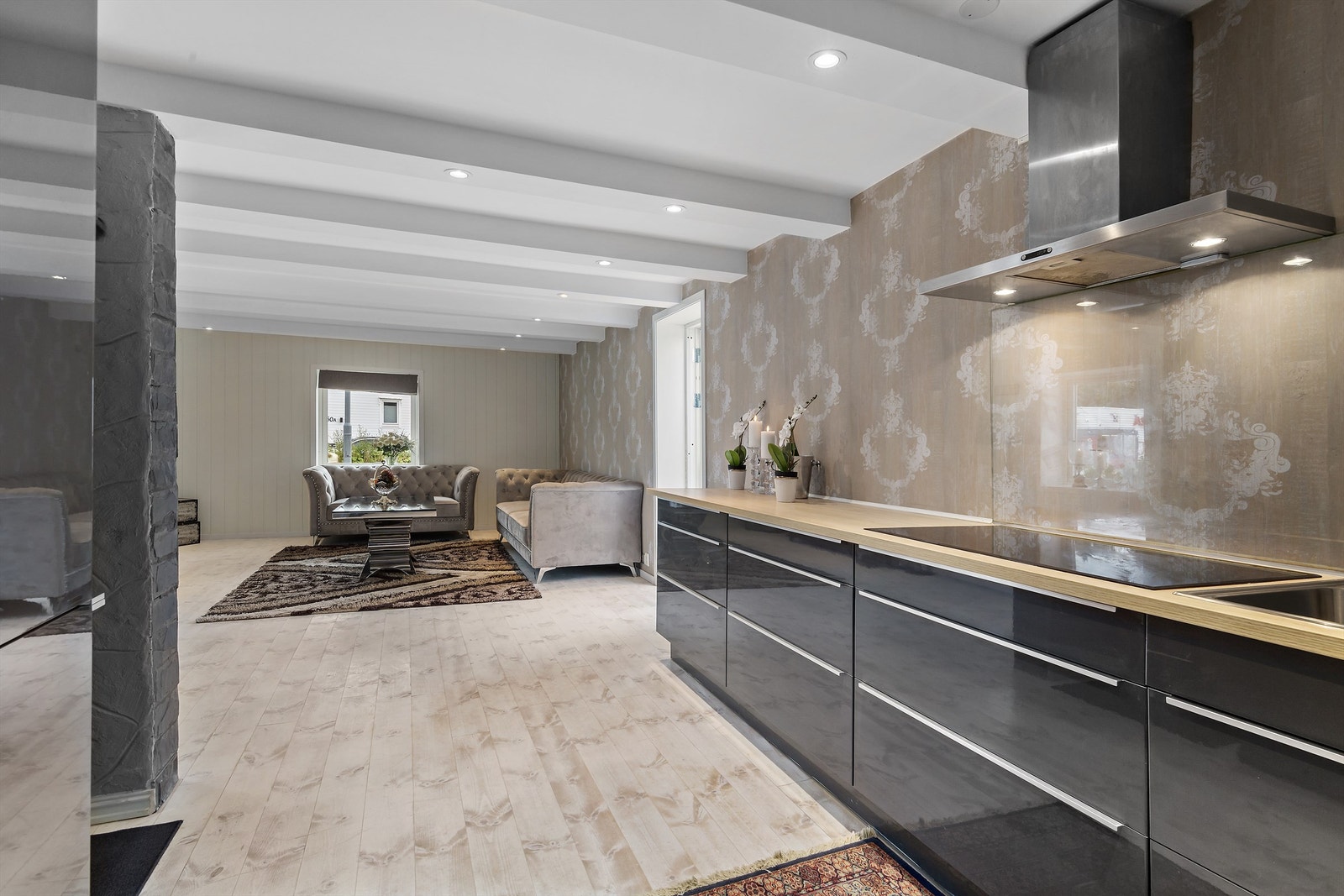 Åpen løsning mot stue gir effektiv bruk av arealet og godt med gjennomlys i oppholdsrommene. Galleribilde