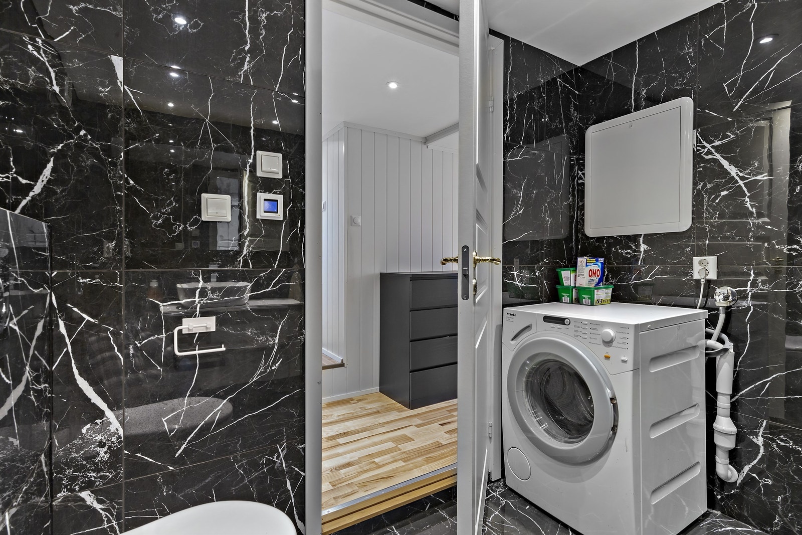 Badet har opplegg for vaskemaskin og tørketrommel. Rørfordelingsskap og rør-i-røropplegg. Innfellbare dusjvegger og varmekabler i gulv. Galleribilde