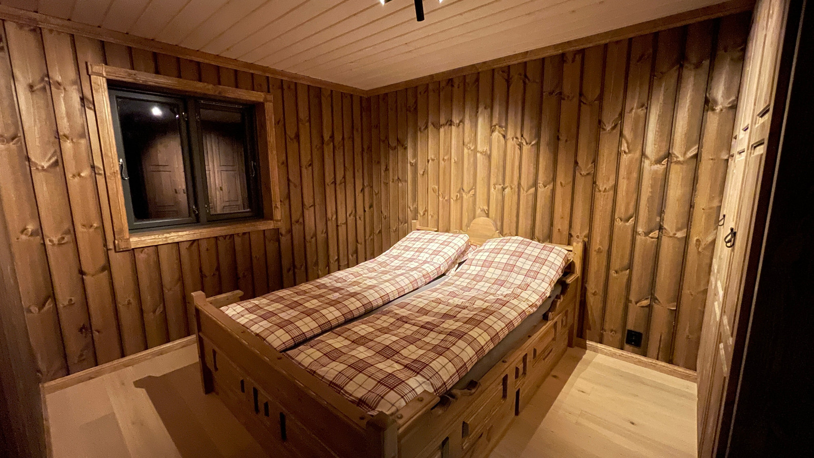 Sov 2. Plassbygget seng fra Buen 150x200