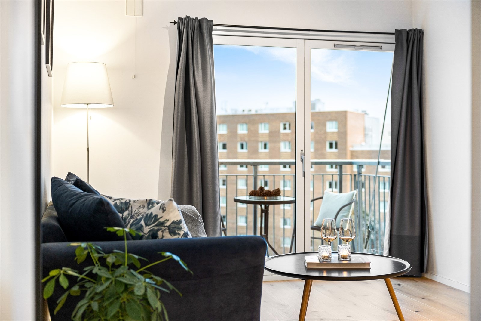 De store vinduene slipper inn mye naturlig lys og skaper en god atmosfære Galleribilde