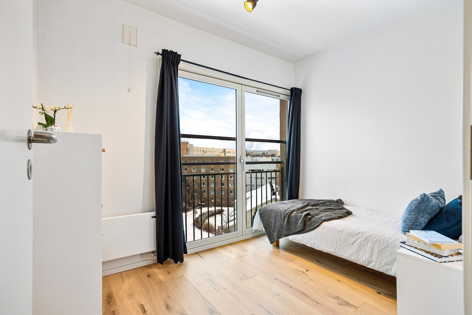 Romslig soverom med plass til dobbeltseng og garderobe Galleribilde