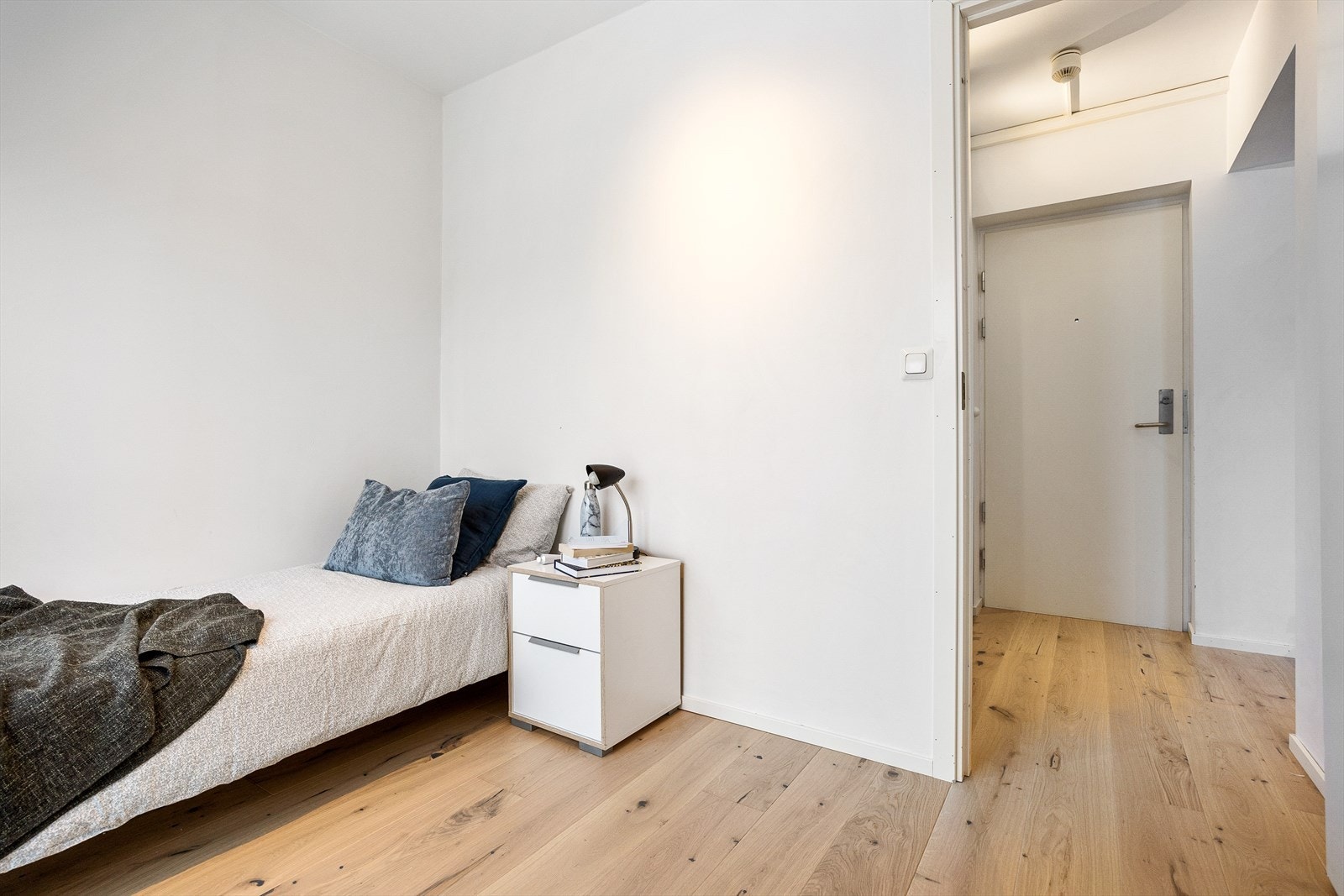 God plass for dobbeltseng på soverommet Galleribilde
