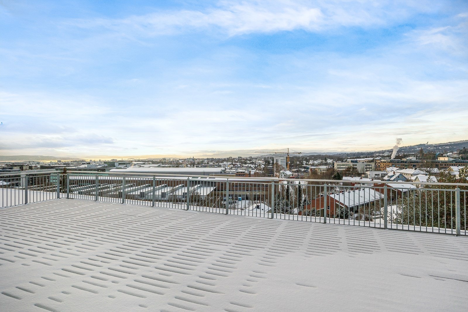 Videre har borettslaget en flott takterrasse med gode solforhold med fin utsikt over hele Oslo, grøntarealer og Holmenkollen. Galleribilde