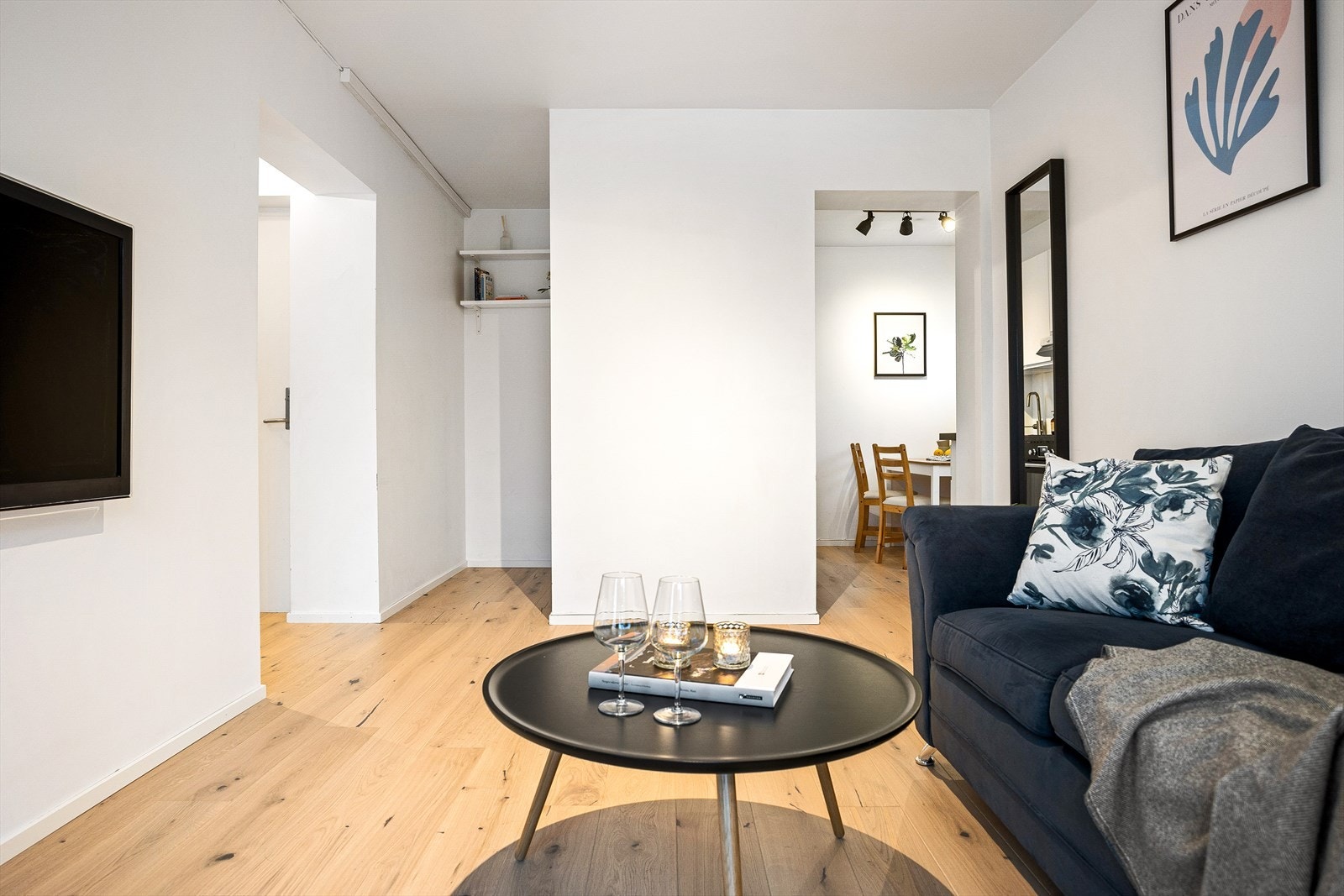 Stuen har en arealeffektiv planløsning med en praktisk kontordel i enden av stuen. Galleribilde