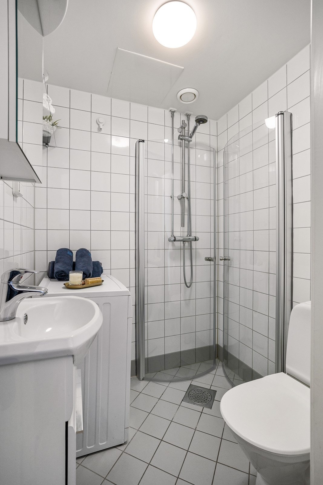Pent og flislagt bad med varmekabler på gulv. Badet er pusset opp i regi av borettslaget, og var ferdigstilt i 2010. Dusjhjørne med nye innfellbare dusjdører i 2021. Vaskemaskin medfølger salget. Galleribilde