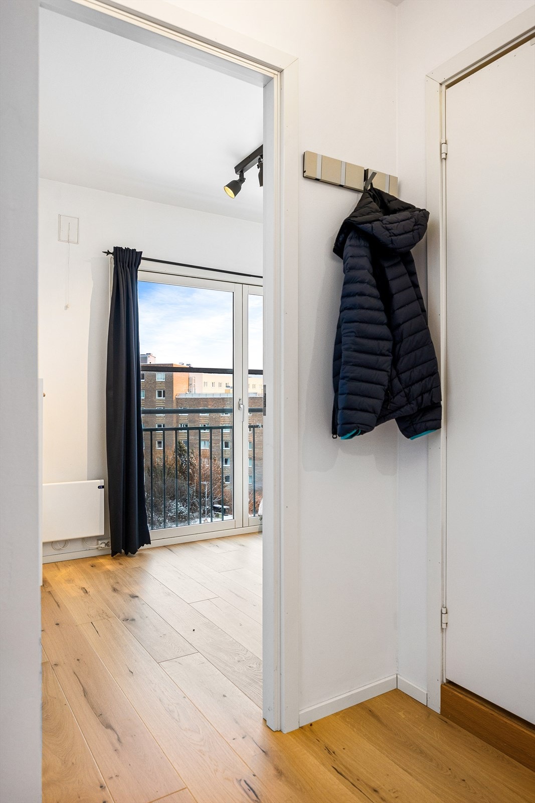 Romslig og innbydende entré/gang med plass til oppbevaring av yttertøy. Galleribilde