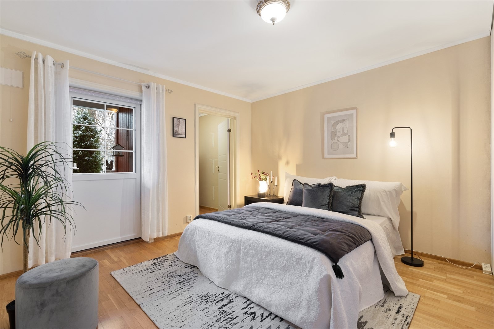 Hovedsoverommet har stor skyvedørsgarderobe med god plass til oppbevaring samt inngang til bod. Galleribilde