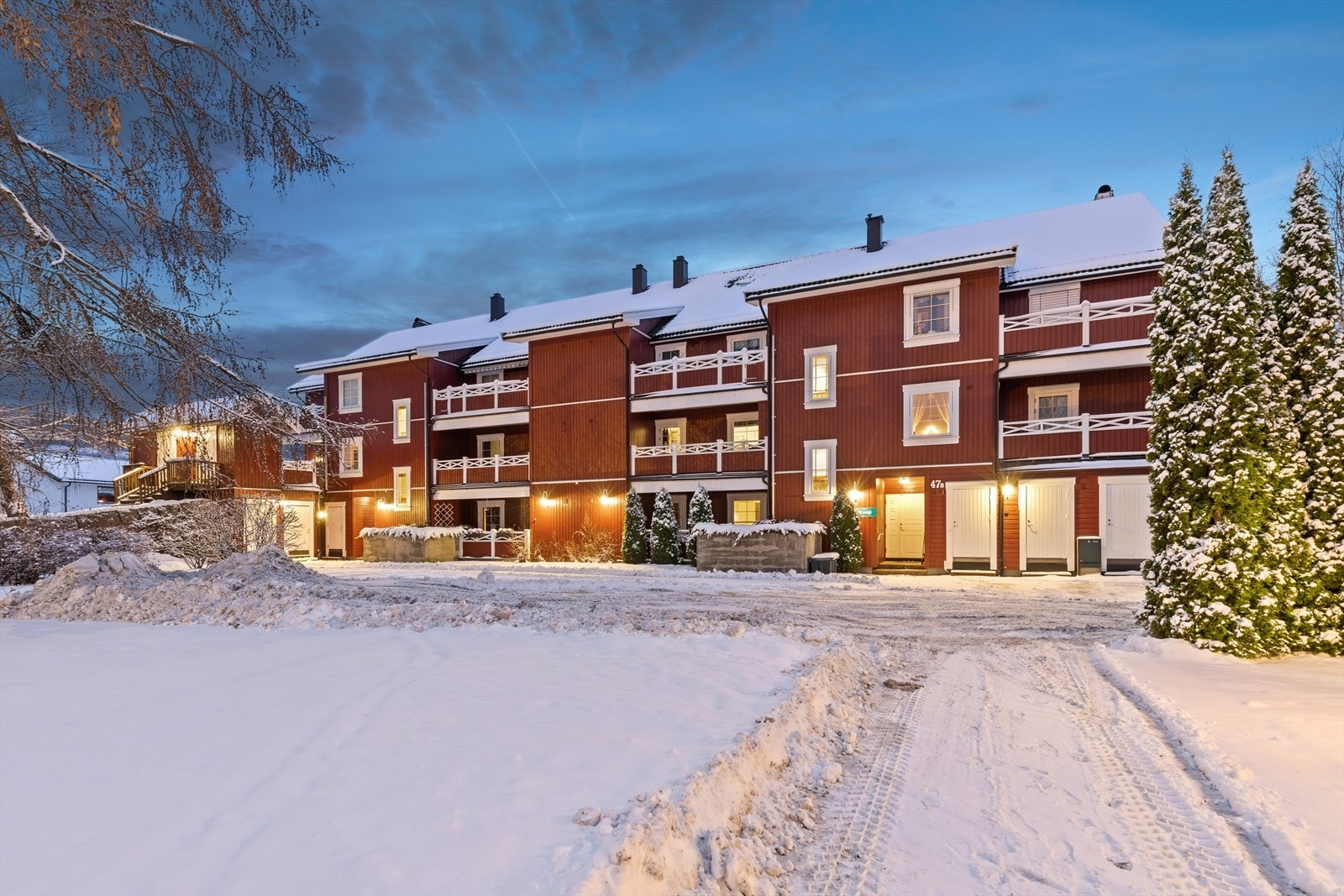 Leiligheten ligger flott til i 1. etasje og har to terrasser, en på hver side av leiligheten. Galleribilde