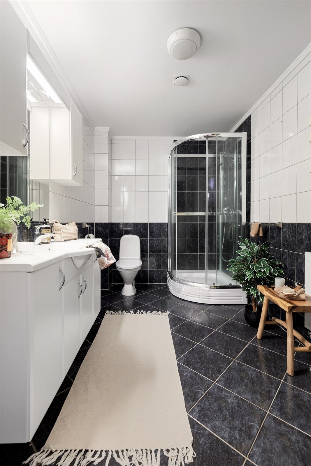 Badet er utstyrt med dusjkabinett, servant med innredning, toalett og opplegg for vaskemaskin. Galleribilde