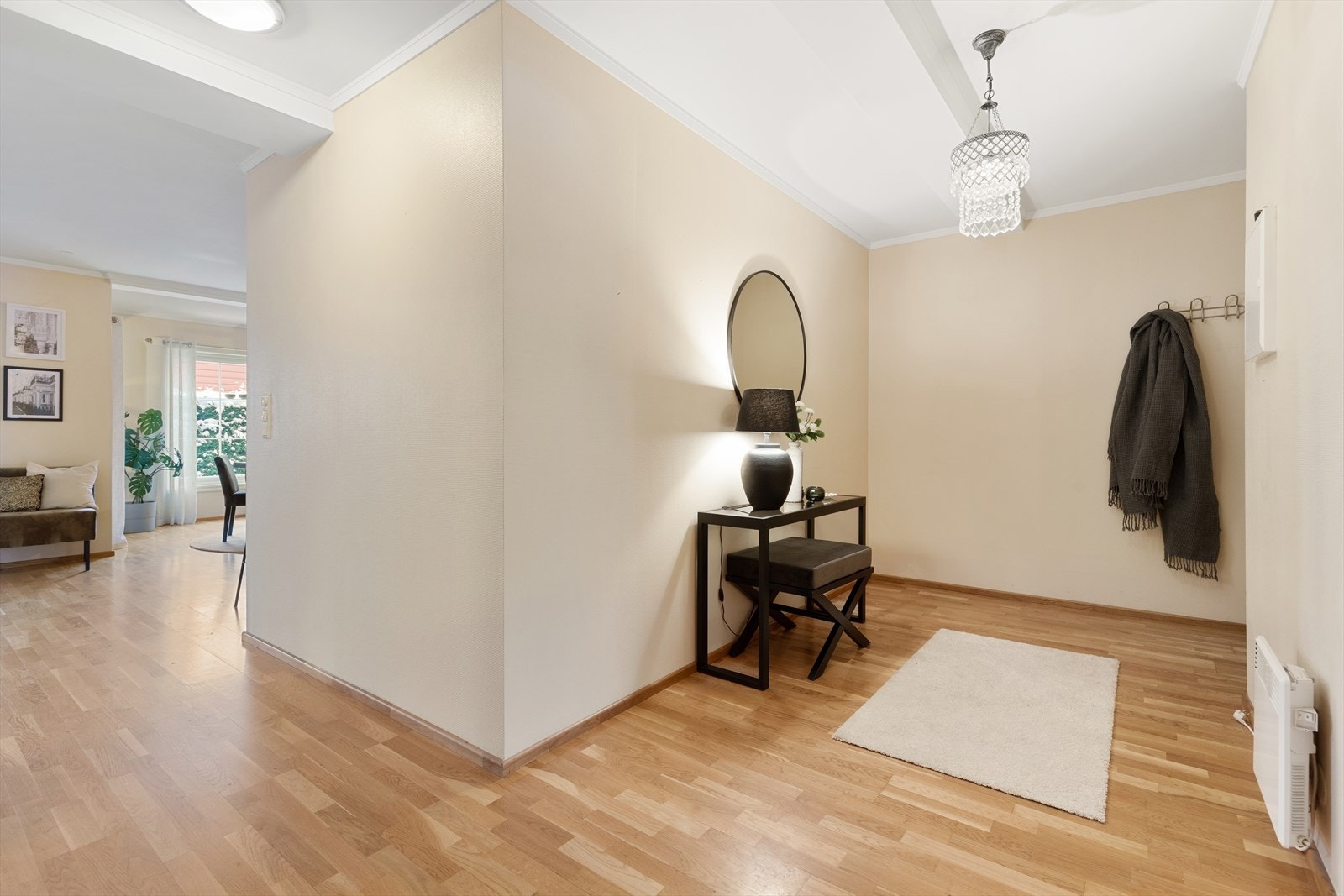 Leiligheten har en romslig gang Galleribilde