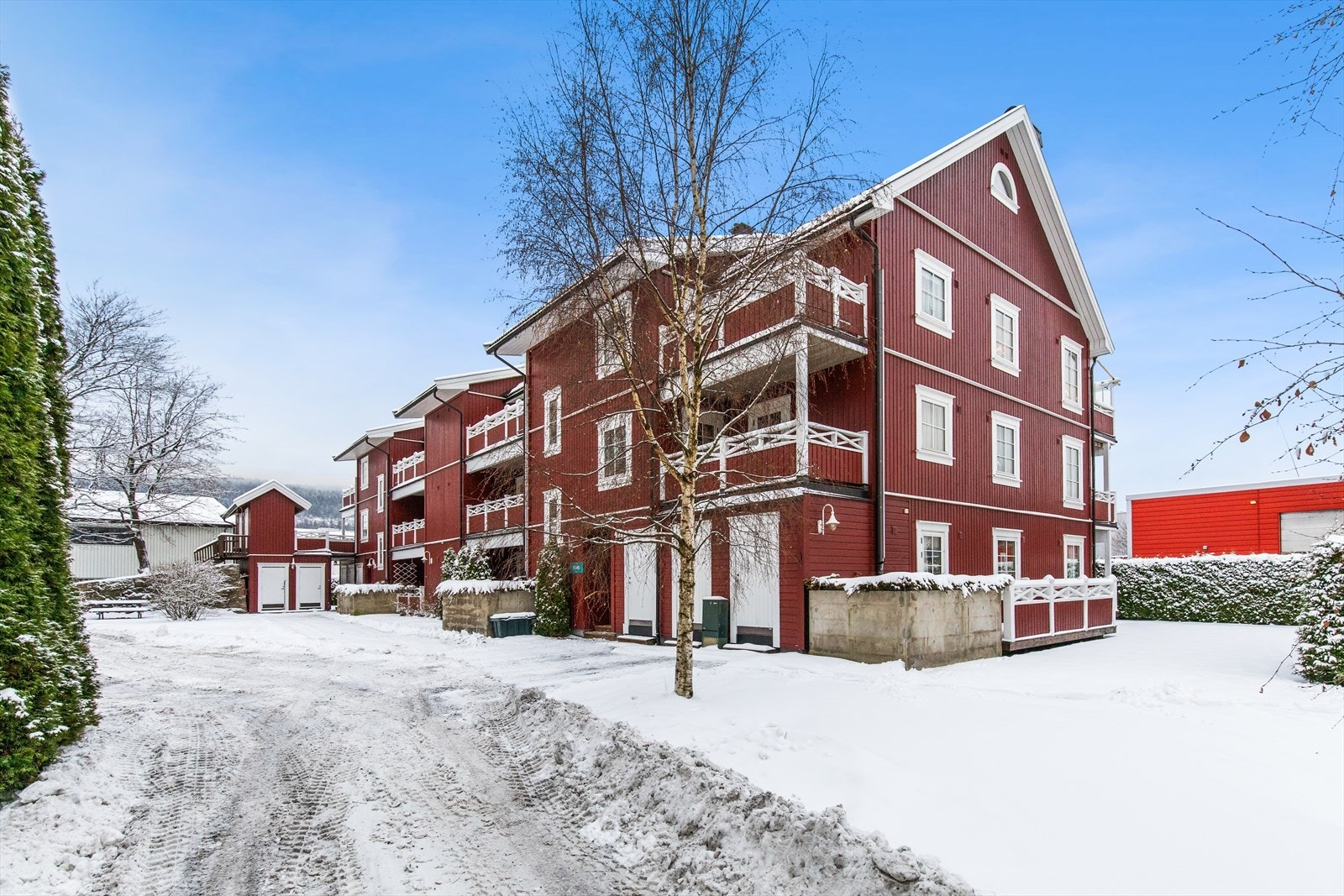 Biloppstillingsplass i felles carport samt felles gjesteparkering. Galleribilde