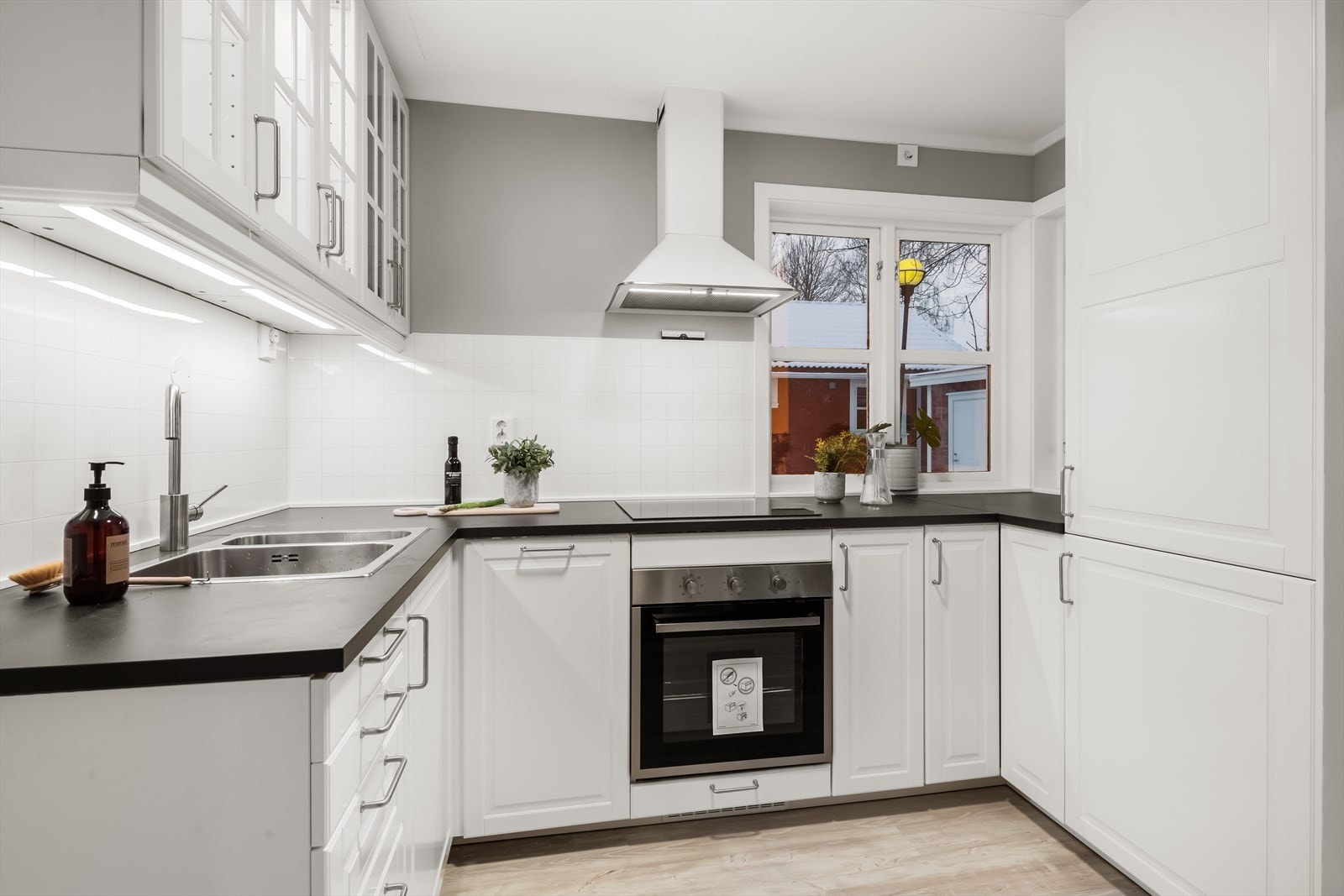 Kjøkkenet har ny og moderne innredning med tidløse fronter i lys utførelse Galleribilde