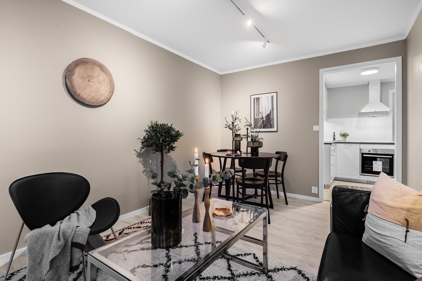 Det er nye gulv, samt nymalte vegger og himlinger i alle rom Galleribilde