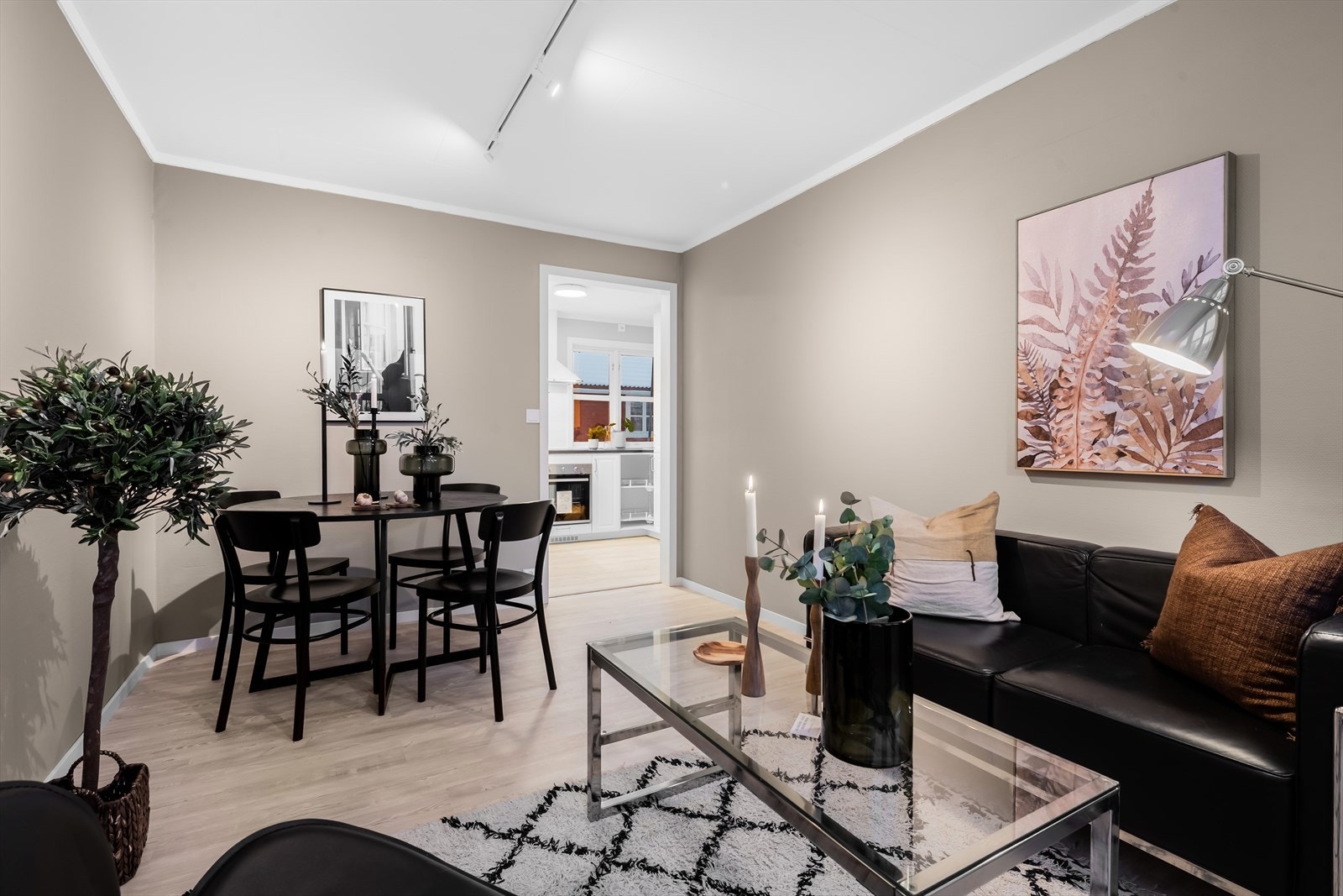 Det er utgang til ny og flott terrasse fra stuen Galleribilde