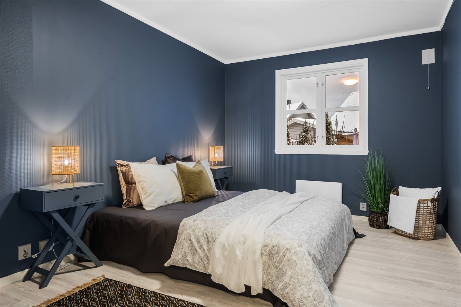 Hovedsoverommet er romslig med plass til dobbeltseng og nattbord Galleribilde