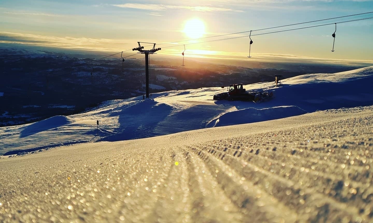 7 hyttetomter med høy standard på toppen av Bjørgålia hytteområde ved Grong skisenter. Tomtene er flott beliggenhet ca 360-370 m.o.h. med fantastisk utsikt, gode solforhold. Foto: Grong Skisenter Galleribilde