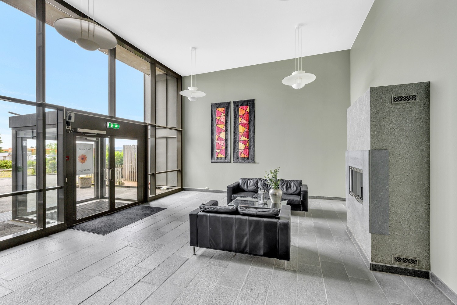 Sameiet Bergheim Amfi er kjent for å være et veldrevet sameie og et godt sted å bo. Flott hall med sitteplasser idet man kommer inn i bygget. Galleribilde