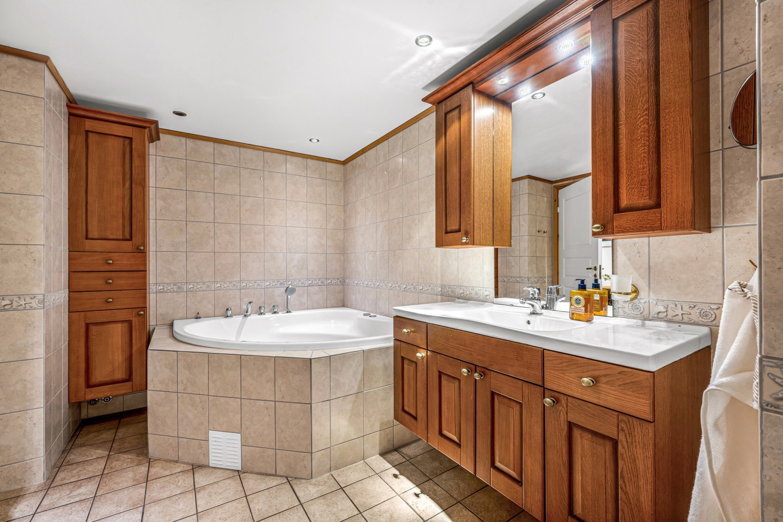 God oppbevaringsplass i høyskap og over- og underskap. Innbygd boblebadekar på badet. Galleribilde