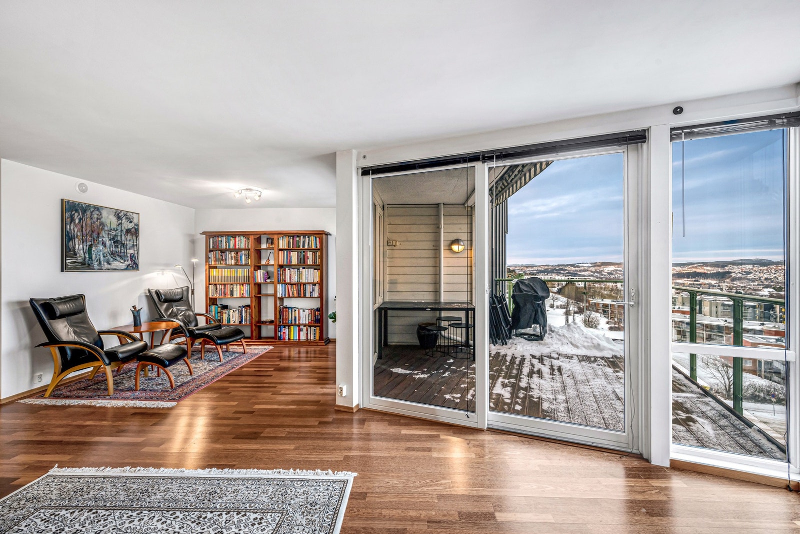 Stua er av en god størrelse, der man har mange møbleringsmuligheter. Leiligheten var egentlig tegnet med et soverom ekstra i den delen av stua der stolene er plassert. Galleribilde