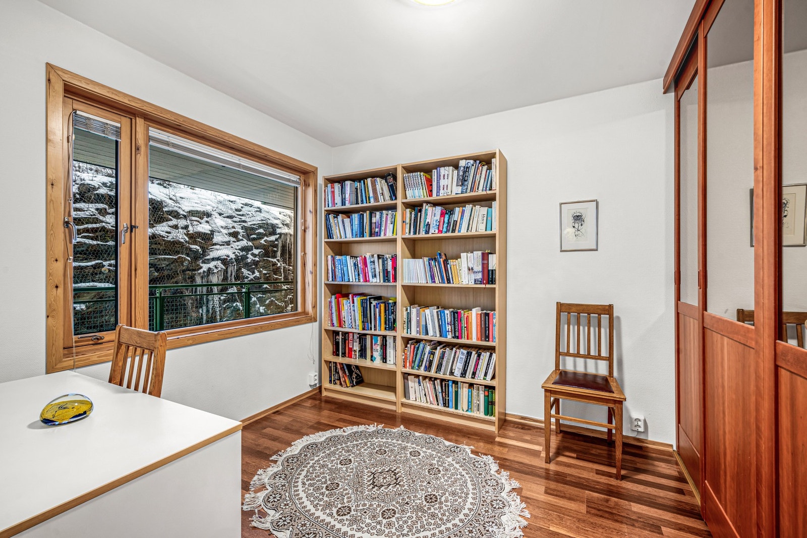 Soverom 2: dette har blitt benyttet som gjesterom og kontor, og måler 9,2 kvm. Også skyvedørsgarderobe på dette rommet. Galleribilde