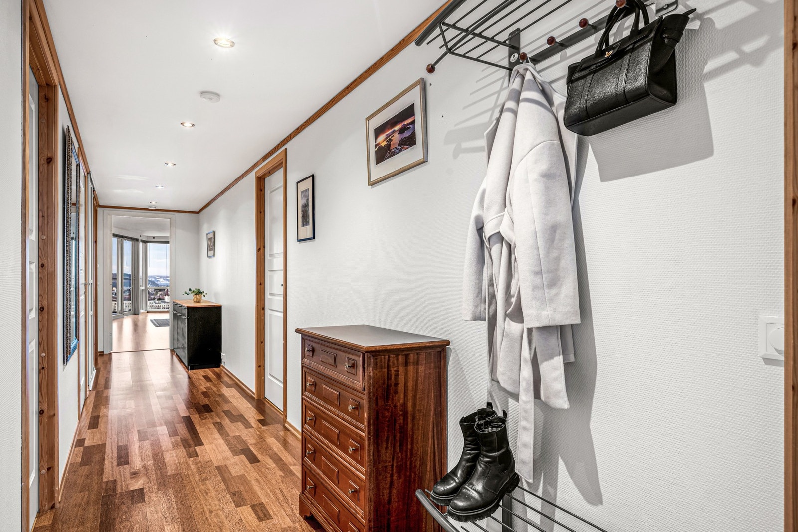 Gang sett mot stua. God plass til å henge fra seg yttertøyet ved inngangsdøra. Galleribilde