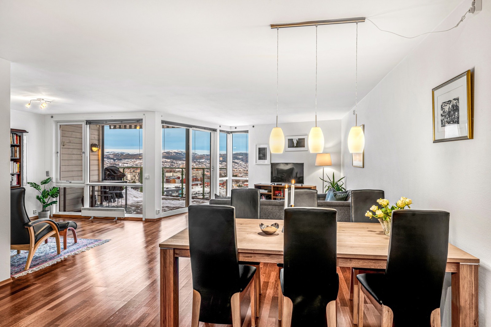 Velkommen inn! Leiligheten har en fin planløsning, og leiligheten oppleves romslig og luftig. Takket være de store vinduene i stua kan man også nyte den flotte utsikten innenfra. Galleribilde