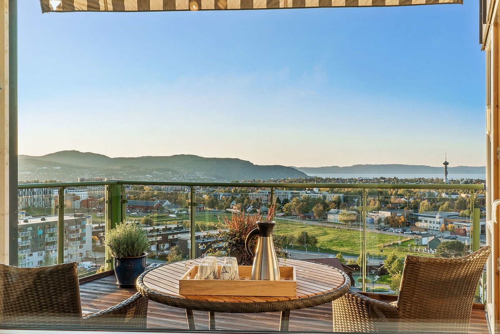 EiendomsMegler1 v/ Maria Myhrvold Hansen har gleden av å presentere en pen 3- roms leilighet i Bergheim Amfi! Fantastisk utsikt og gode solforhold fra leilighetens flotte veranda. Galleribilde