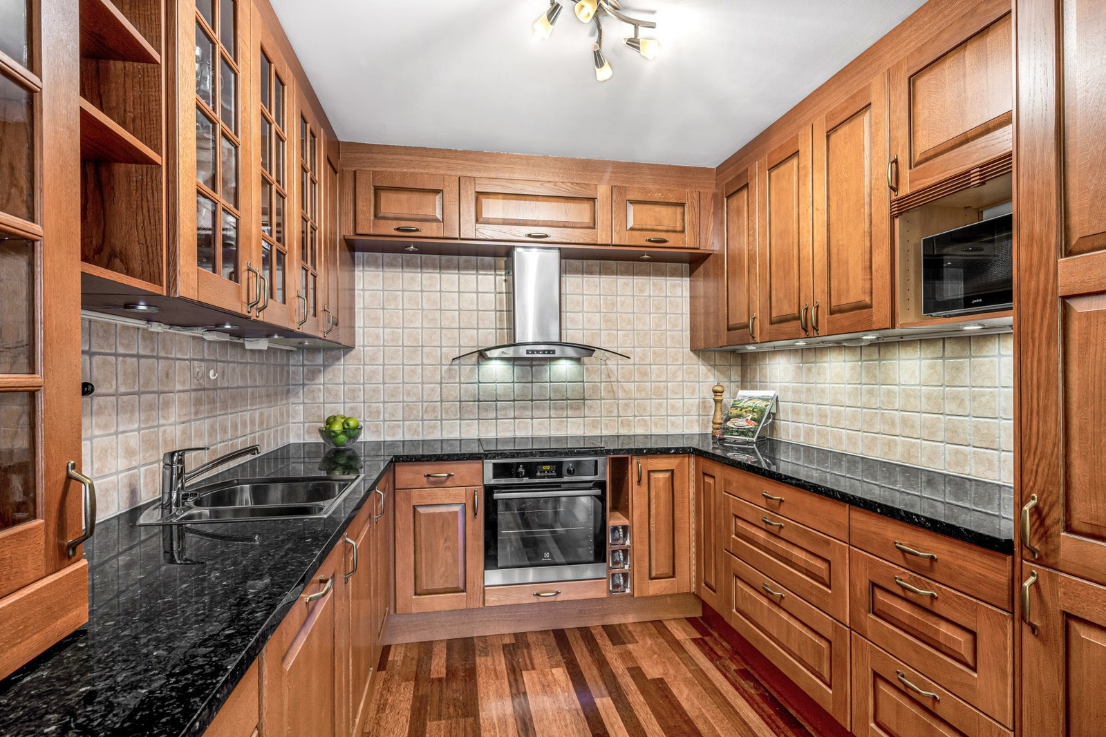 Solid kjøkken i heltre eike- fronter med massevis av lagring- og oppbevaringsplass. Kjøkkenet er levert av Sigdal kjøkken og har benkeplate i stein. Integrerte hvitevarer som oppvaskmaskin, kjøle-/fryseskap, stekeovn, koketopp og ventilator. Galleribilde