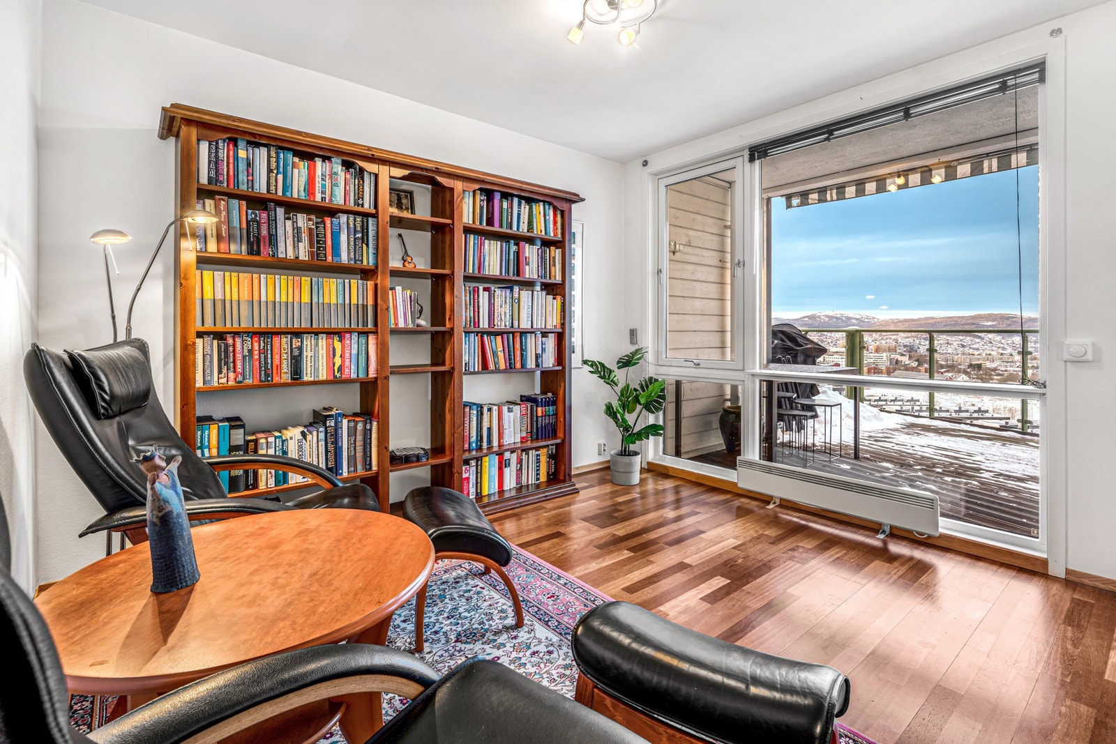 Stua (medregnet kjøkken) måler hele 48 kvm. I denne delen av stua kan man nyte utsikten mot fjorden fra godstolen - se neste bilde. Galleribilde