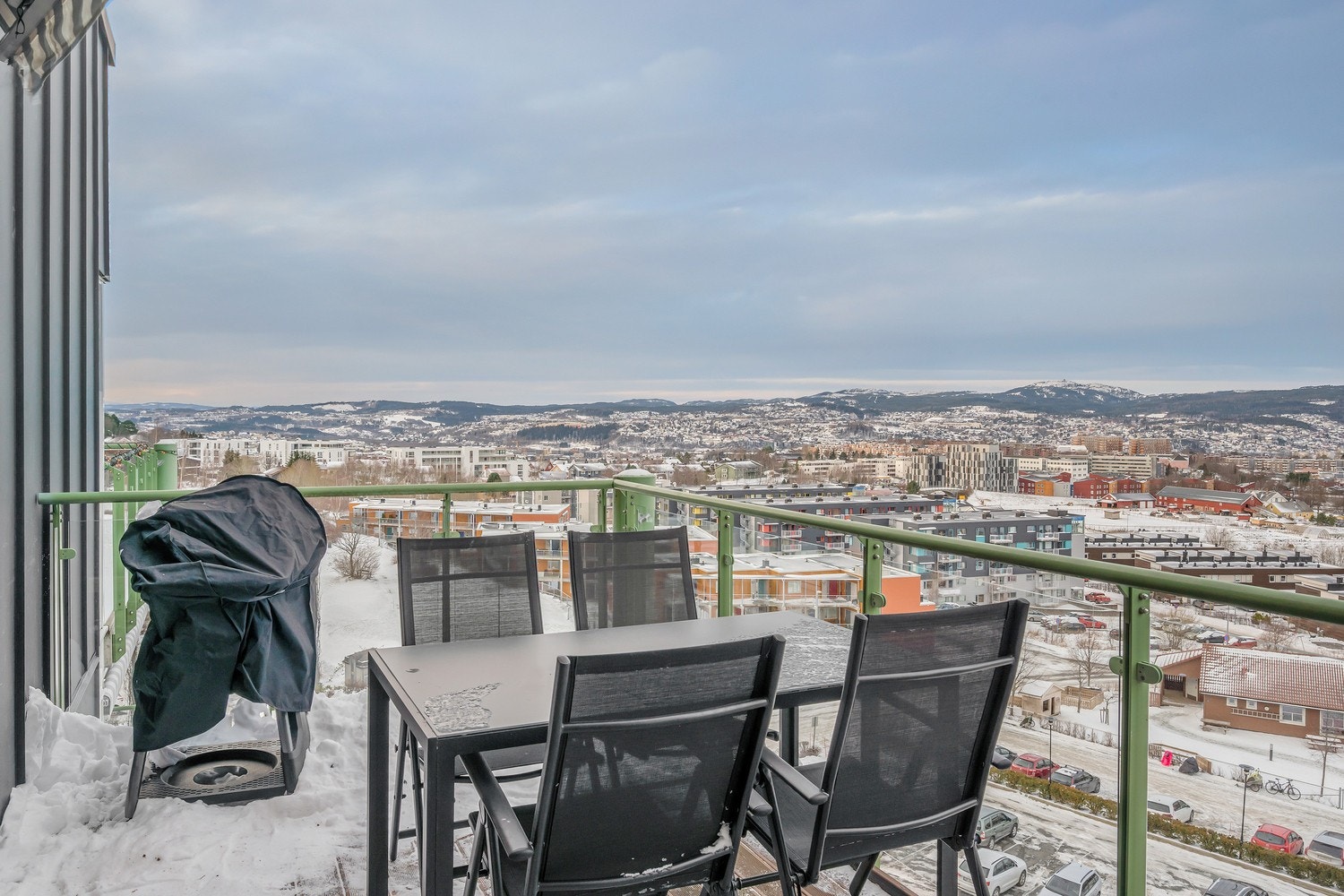 Vinterbilder av verandaen - med utsikt mot bla. Byåsen og Gråkallen. Galleribilde